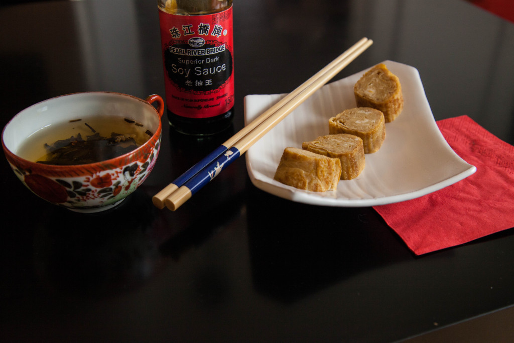 Tamagoyaki = sladká japonská rolovaná omeleta.