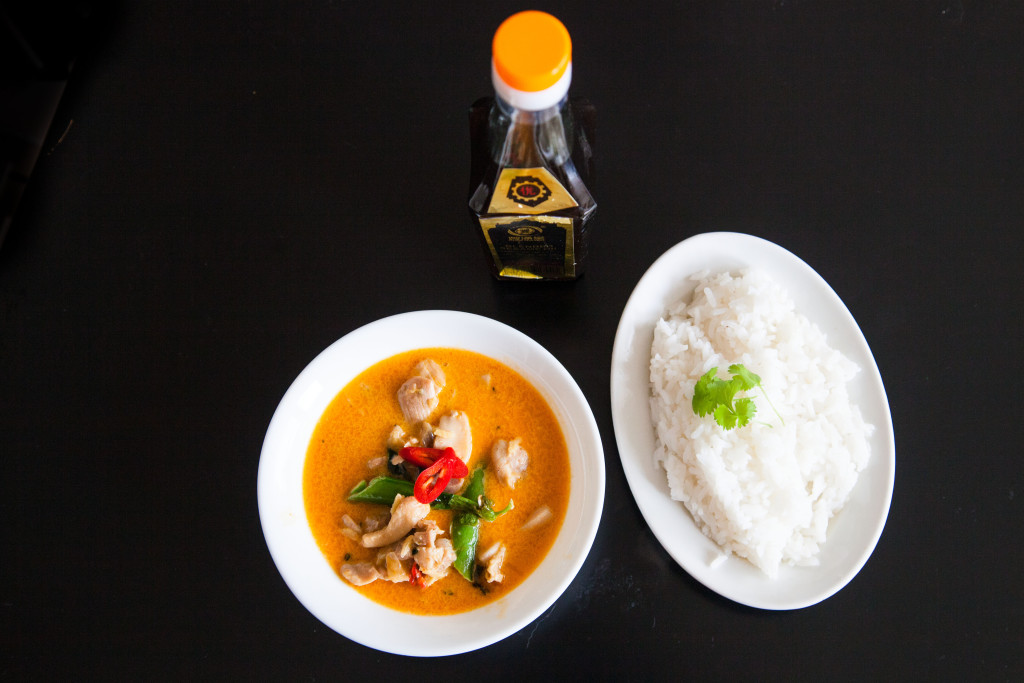 Červené kari s kuřetem a hráškem. Thajská kuchyně á la Lanýž.