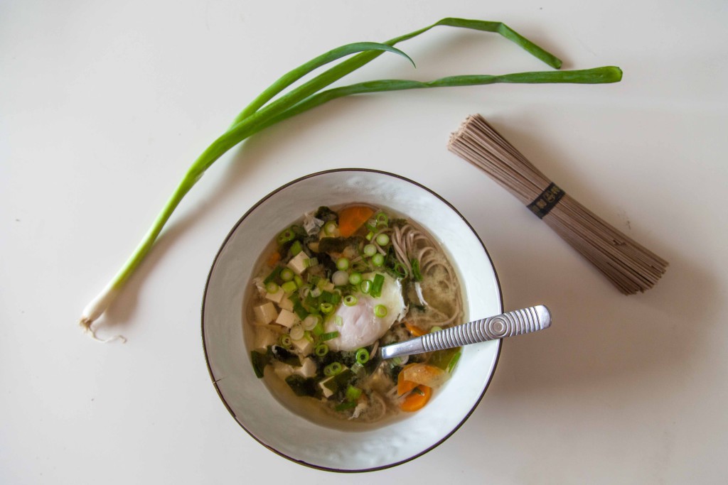 Miso polévka s pohankovými soba nudlemi a vejcem